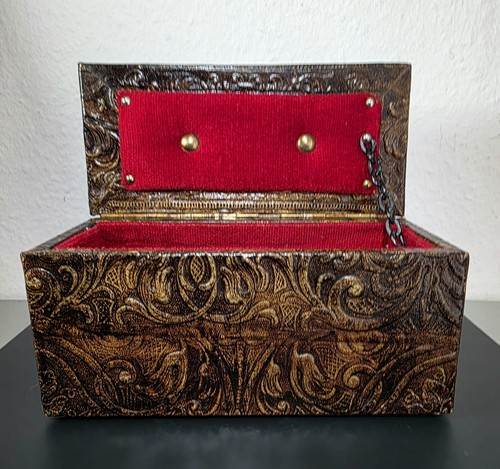 Geprägter leder holz - leder/, truhe