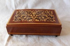 Holzschatulle mit Intarsien
