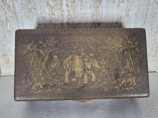 Alte Blechdose mit Holz