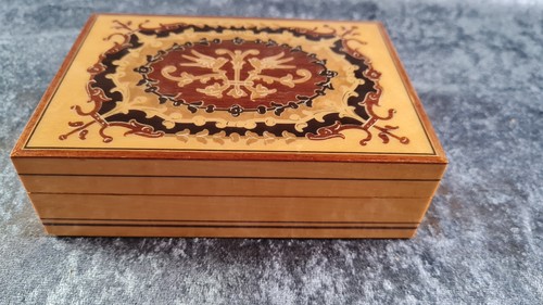 Schatulle aus holz mit - aus,