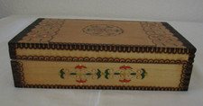Holzschatulle mit farbigen